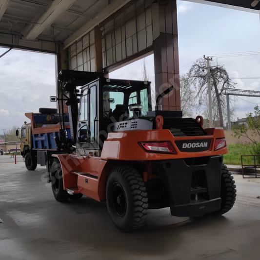 Chariot élévateur Doosan de 16 tonnes à louer – 2023